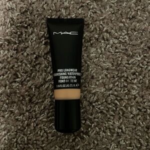 Pro longwear nourishment waterproof foundation NC42